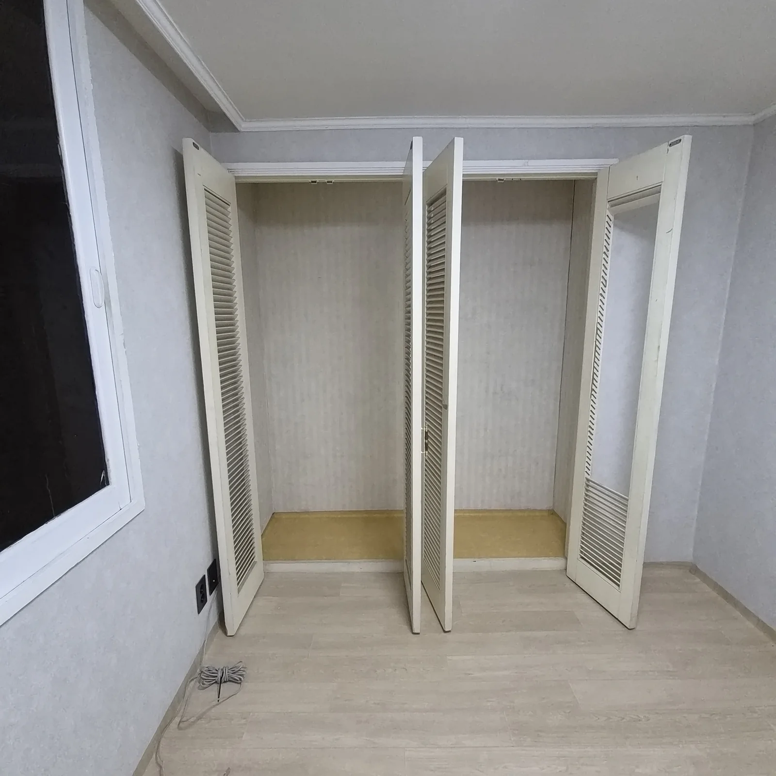 벽장 내부 맞춤 수납장 설치와 슬라이딩문 교체 시공 전