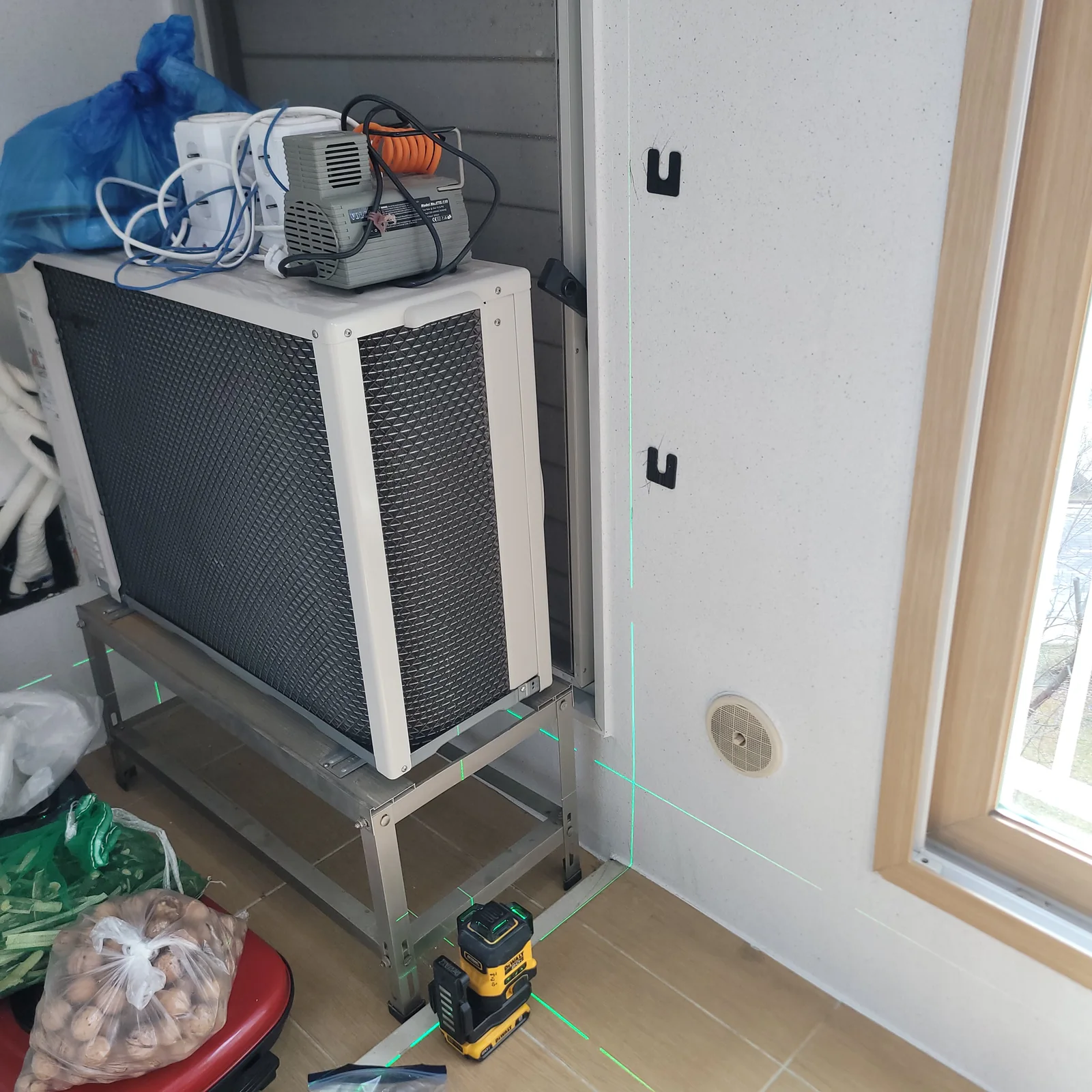 벽면 상태를 살피고 수직·수평을 맞춘 뒤 평쐐기로 오차를 조정했습니다.
