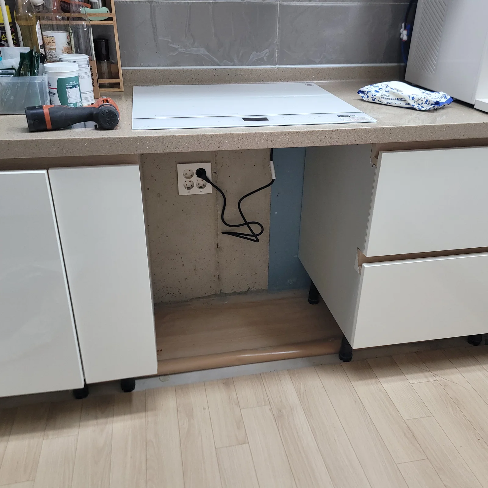 전기오븐 전원을 차단한 뒤 고정 나사와 내부 브래킷을 풀어 제품을 분리하고 하부장과 내부 고정 부품 및 먼지를 정리했습니다.