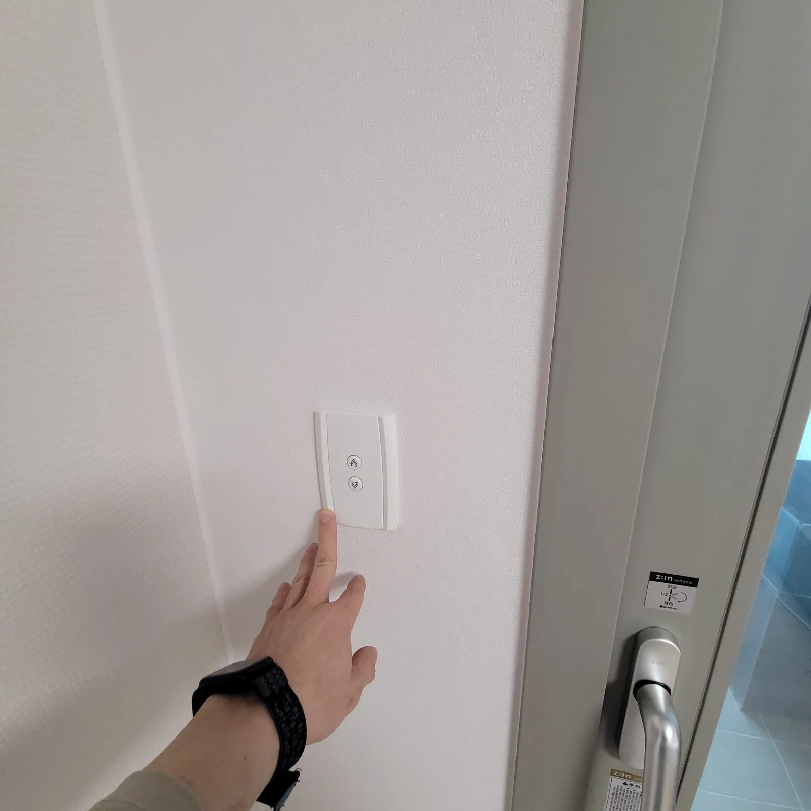 결로로 얼룩진 벽 곰팡이 제거 및 부분 도배 시공 시공 후
