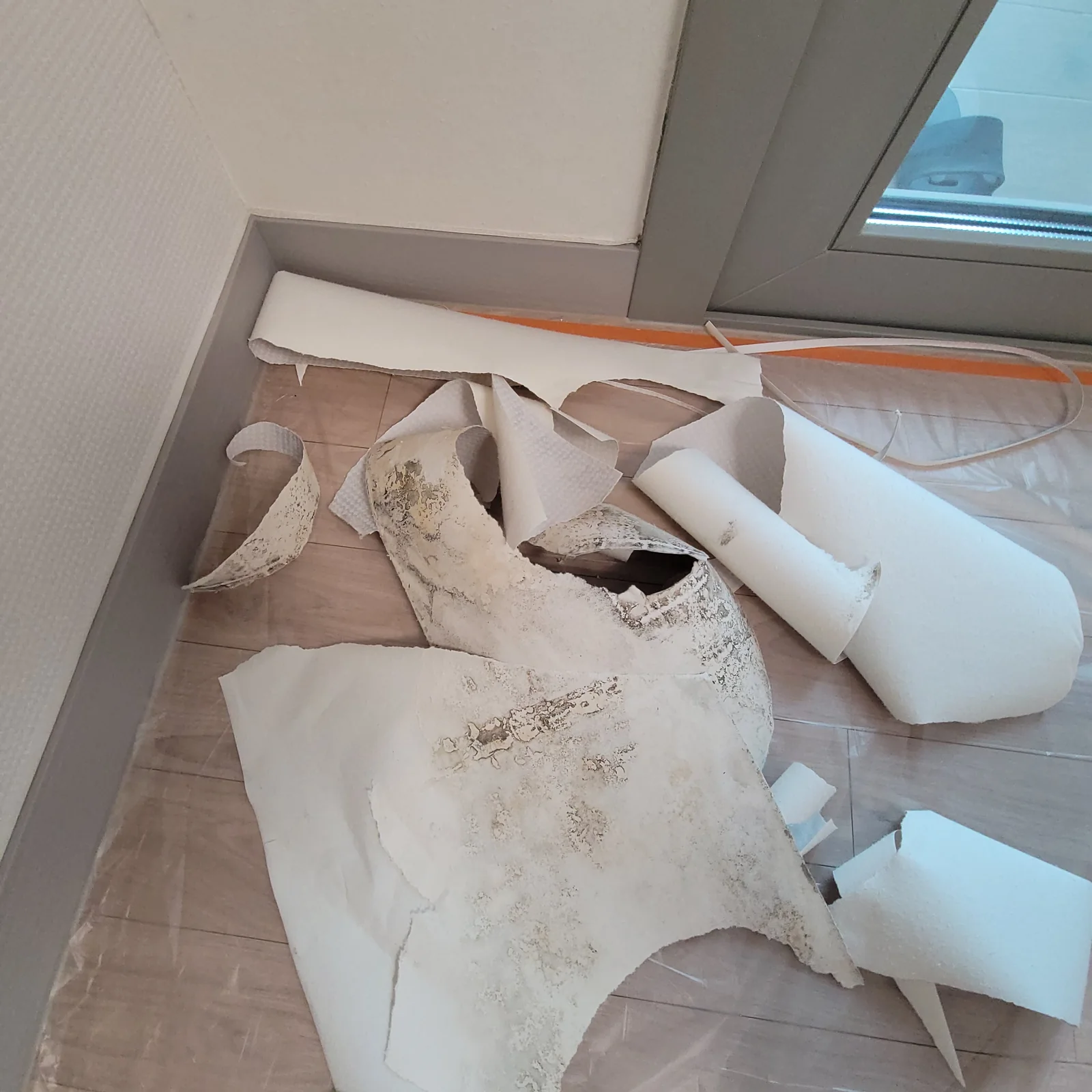 문제 벽지를 제거하고 전용 곰팡이 제거제로 벽면을 정리했습니다.