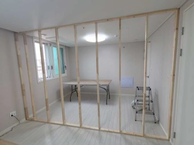 레이저 레벨 측정 및 목재 골조 시공