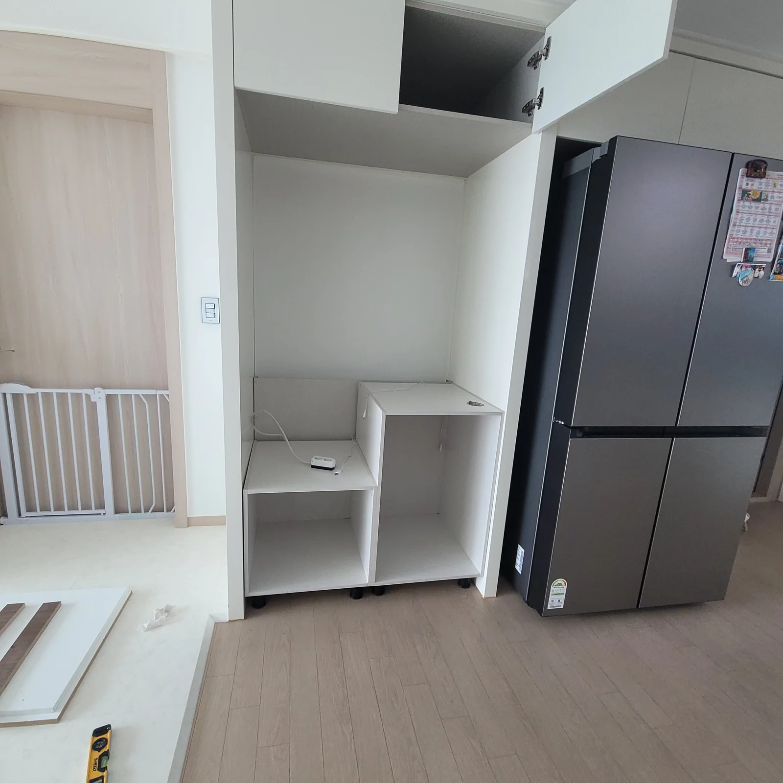 하부장에 조절 가능한 다리를 달아 수평을 맞추고 설치했습니다. 기존 벽면 콘센트에서 선을 연장해 전자레인지 자리에 전원을 연결하고 콘센트 매립을 위한 타공과 전선 정리를 진행했습니다.