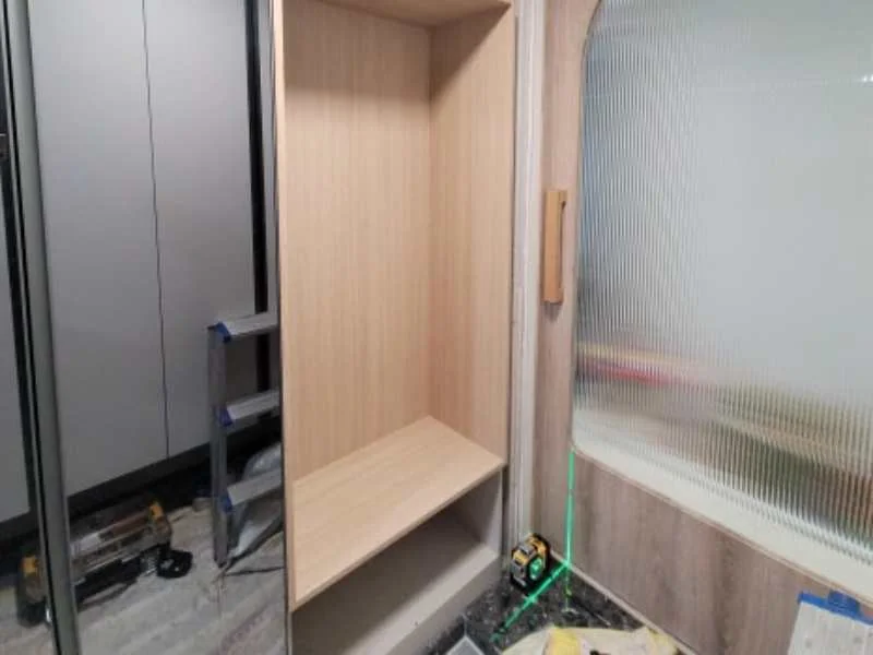 상·하부 수납장과 중앙 오픈형 옷장 구성