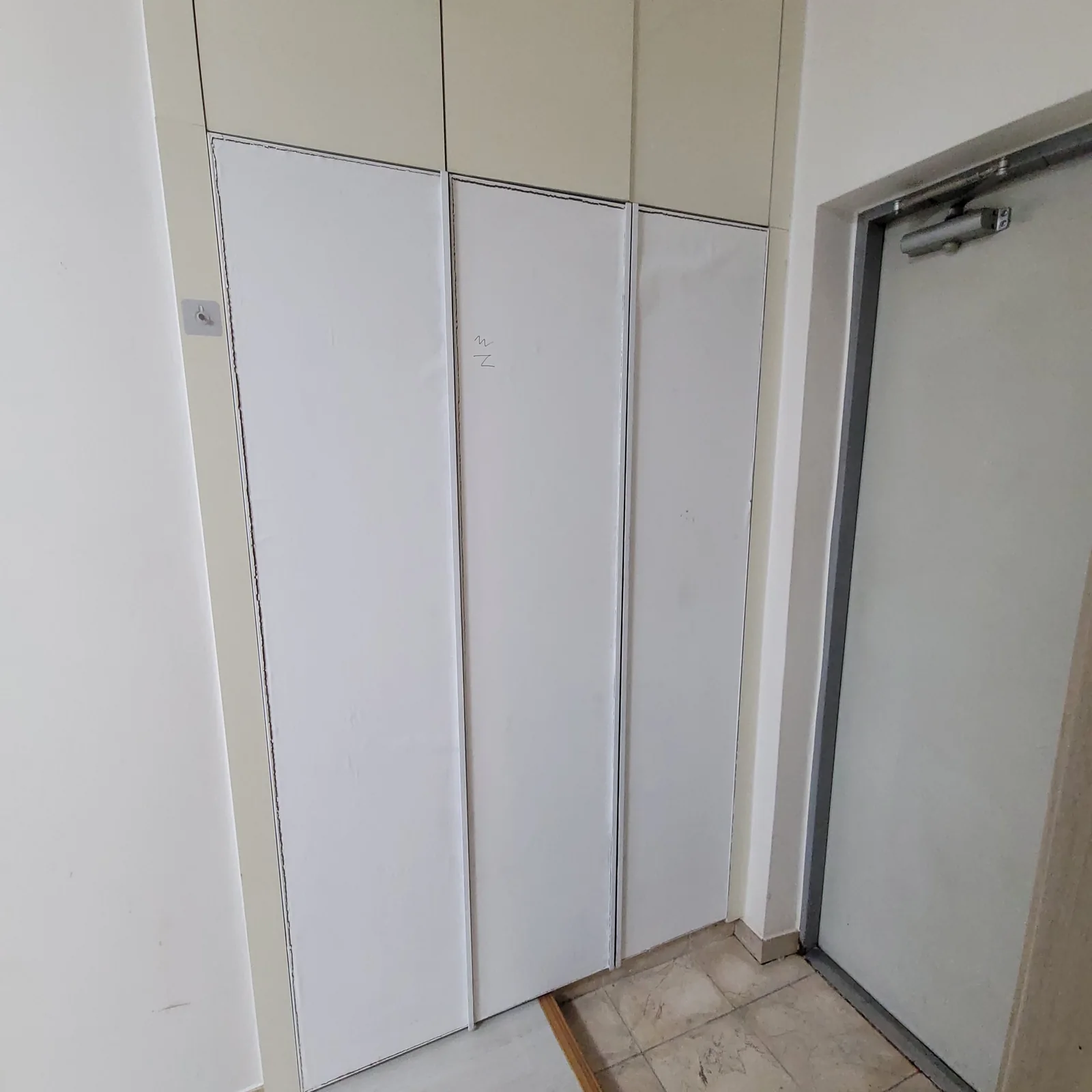 손상된 신발장 문짝 3짝 맞춤 제작 교체로 깔끔하게 복원 시공 전